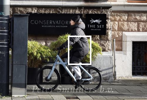 Amsterdam 24 november 2023
Chelsey Weimar op haar electrische van Moof fiets in Amsterdam.