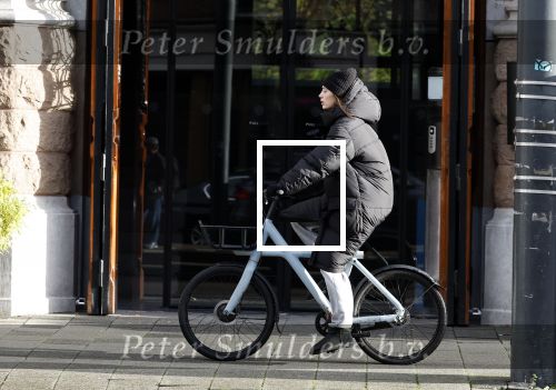 Amsterdam 24 november 2023
Chelsey Weimar op haar electrische van Moof fiets in Amsterdam.