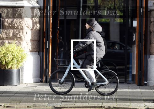 Amsterdam 24 november 2023
Chelsey Weimar op haar electrische van Moof fiets in Amsterdam.
