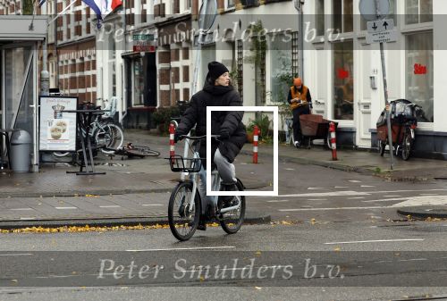 Amsterdam 24 november 2023
Chelsey Weimar op haar electrische van Moof fiets in Amsterdam.