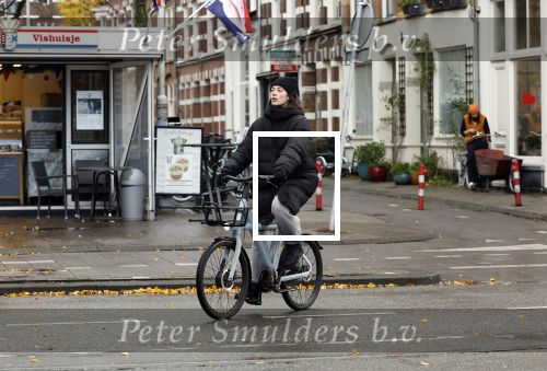 Amsterdam 24 november 2023
Chelsey Weimar op haar electrische van Moof fiets in Amsterdam.