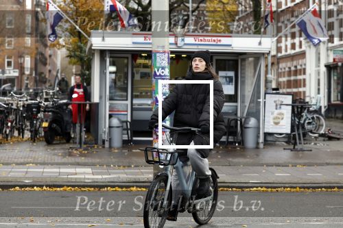 Amsterdam 24 november 2023
Chelsey Weimar op haar electrische van Moof fiets in Amsterdam.