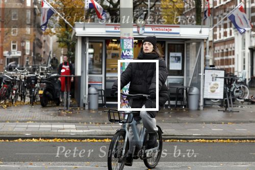 Amsterdam 24 november 2023
Chelsey Weimar op haar electrische van Moof fiets in Amsterdam.