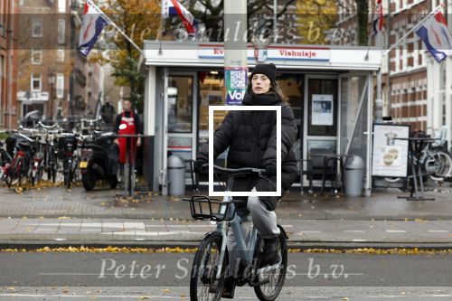 Amsterdam 24 november 2023
Chelsey Weimar op haar electrische van Moof fiets in Amsterdam.