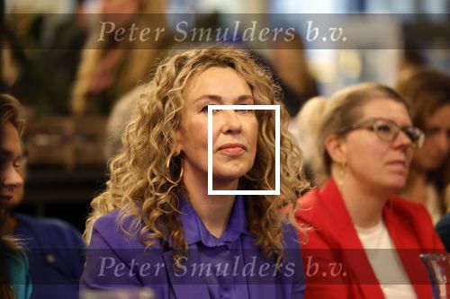 Den Haag 13 november 2023
In aanloop naar de Tweede Kamerverkiezingen organiseren de vrouwenbladen Libelle, Margriet, Flair en Nouveau gezamenlijk het VerkiezingscafÃ©. De vier hoofdredacteuren verwelkomen prominente vrouwen op de kieslijst van de grootste politieke partijen.
Op maandag 13 november 2023 gaan vooraanstaande vrouwelijke politici van verschillende partijen met elkaar in debat, onder leiding van journaliste Diana Matroos. Hoofdredacteuren Hilmar Mulder (Libelle), Helene van Santen (Margriet), Marije Veerman (Flair) en Claudia Straatmans (Nouveau) praten met hen over de belangrijkste themaâ€™s die hun lezeressen aangaan.
De volgende vrouwelijke politici schuiven aan om te vertellen waarvoor zij staan tijdens de Tweede Kamerverkiezingen: Sophie Hermans (VVD), Caroline van der Plas (BBB), Lisa Westerveld (GroenLinks/PvdA), Hilde Palland (CDA), JoÃ«lle Gooijer (ChristenUnie), Anne-Marijke Podt (D66) en Lilian Marijnissen (SP). Alles speelt zich af bij Dudok.