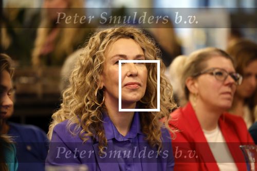 Den Haag 13 november 2023
In aanloop naar de Tweede Kamerverkiezingen organiseren de vrouwenbladen Libelle, Margriet, Flair en Nouveau gezamenlijk het VerkiezingscafÃ©. De vier hoofdredacteuren verwelkomen prominente vrouwen op de kieslijst van de grootste politieke partijen.
Op maandag 13 november 2023 gaan vooraanstaande vrouwelijke politici van verschillende partijen met elkaar in debat, onder leiding van journaliste Diana Matroos. Hoofdredacteuren Hilmar Mulder (Libelle), Helene van Santen (Margriet), Marije Veerman (Flair) en Claudia Straatmans (Nouveau) praten met hen over de belangrijkste themaâ€™s die hun lezeressen aangaan.
De volgende vrouwelijke politici schuiven aan om te vertellen waarvoor zij staan tijdens de Tweede Kamerverkiezingen: Sophie Hermans (VVD), Caroline van der Plas (BBB), Lisa Westerveld (GroenLinks/PvdA), Hilde Palland (CDA), JoÃ«lle Gooijer (ChristenUnie), Anne-Marijke Podt (D66) en Lilian Marijnissen (SP). Alles speelt zich af bij Dudok.
