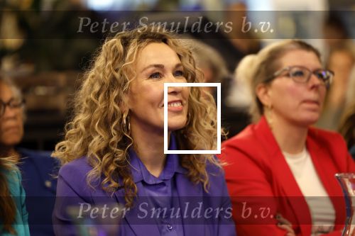Den Haag 13 november 2023
In aanloop naar de Tweede Kamerverkiezingen organiseren de vrouwenbladen Libelle, Margriet, Flair en Nouveau gezamenlijk het VerkiezingscafÃ©. De vier hoofdredacteuren verwelkomen prominente vrouwen op de kieslijst van de grootste politieke partijen.
Op maandag 13 november 2023 gaan vooraanstaande vrouwelijke politici van verschillende partijen met elkaar in debat, onder leiding van journaliste Diana Matroos. Hoofdredacteuren Hilmar Mulder (Libelle), Helene van Santen (Margriet), Marije Veerman (Flair) en Claudia Straatmans (Nouveau) praten met hen over de belangrijkste themaâ€™s die hun lezeressen aangaan.
De volgende vrouwelijke politici schuiven aan om te vertellen waarvoor zij staan tijdens de Tweede Kamerverkiezingen: Sophie Hermans (VVD), Caroline van der Plas (BBB), Lisa Westerveld (GroenLinks/PvdA), Hilde Palland (CDA), JoÃ«lle Gooijer (ChristenUnie), Anne-Marijke Podt (D66) en Lilian Marijnissen (SP). Alles speelt zich af bij Dudok.