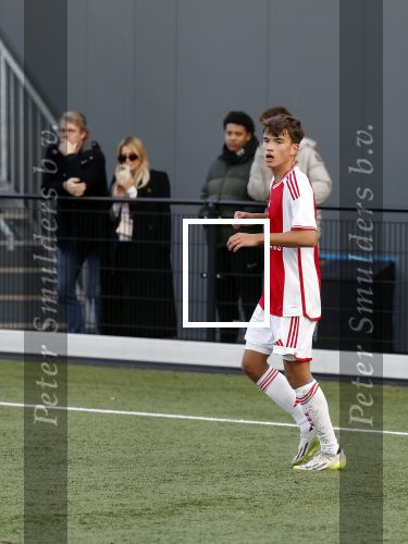 Amsterdam 11 november 2023
Damian v d Vaart in Ajax O18 tegen fc Den Haag op de toekomst. Zijn moeder Sylvie Meis en vriend Wim Beelen zijn aanwezig.
