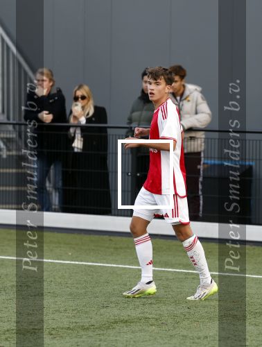 Amsterdam 11 november 2023
Damian v d Vaart in Ajax O18 tegen fc Den Haag op de toekomst. Zijn moeder Sylvie Meis en vriend Wim Beelen zijn aanwezig.