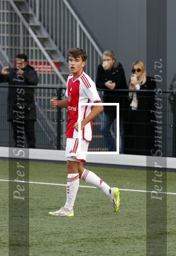 Amsterdam 11 november 2023
Damian v d Vaart in Ajax O18 tegen fc Den Haag op de toekomst. Zijn moeder Sylvie Meis en vriend Wim Beelen zijn aanwezig.