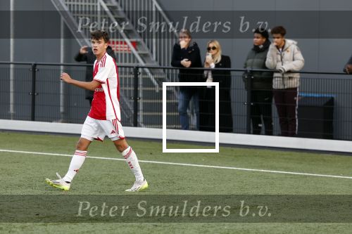 Amsterdam 11 november 2023
Damian v d Vaart in Ajax O18 tegen fc Den Haag op de toekomst. Zijn moeder Sylvie Meis en vriend Wim Beelen zijn aanwezig.