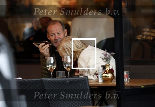 Amsterdam 2 november 2023
Danny Blind met zijn vrouw Yvonne  op terras in Amsterdam zuid.
