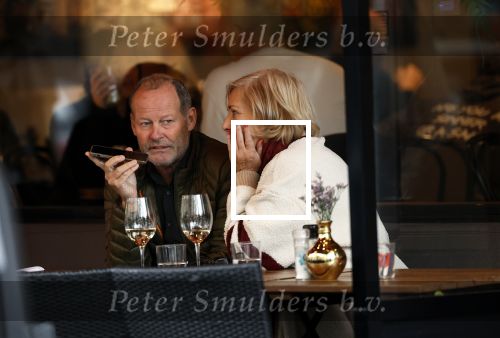 Amsterdam 2 november 2023
Danny Blind met zijn vrouw Yvonne  op terras in Amsterdam zuid.