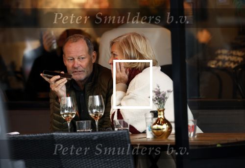 Amsterdam 2 november 2023
Danny Blind met zijn vrouw Yvonne  op terras in Amsterdam zuid.