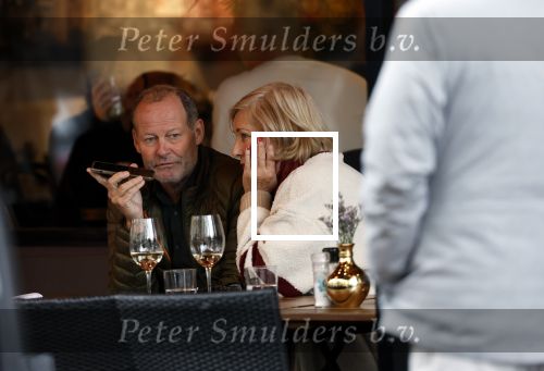 Amsterdam 2 november 2023
Danny Blind met zijn vrouw Yvonne  op terras in Amsterdam zuid.