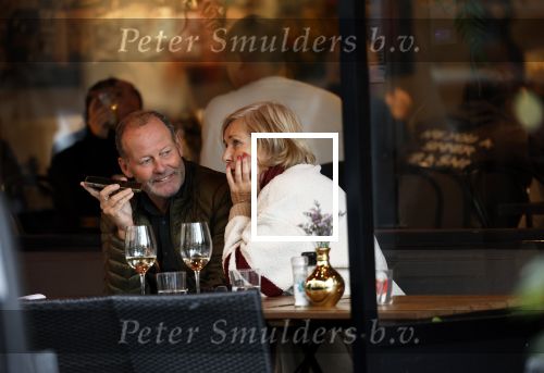 Amsterdam 2 november 2023
Danny Blind met zijn vrouw Yvonne  op terras in Amsterdam zuid.