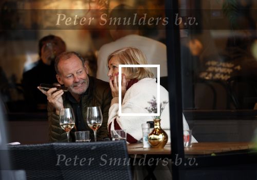 Amsterdam 2 november 2023
Danny Blind met zijn vrouw Yvonne  op terras in Amsterdam zuid.