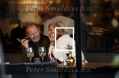 Amsterdam 2 november 2023
Danny Blind met zijn vrouw Yvonne  op terras in Amsterdam zuid.