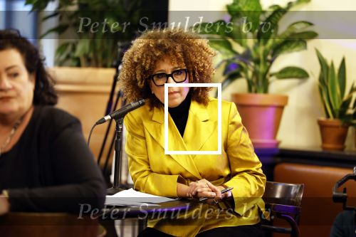 Den Haag 13 november 2023
In aanloop naar de Tweede Kamerverkiezingen organiseren de vrouwenbladen Libelle, Margriet, Flair en Nouveau gezamenlijk het VerkiezingscafÃ©. De vier hoofdredacteuren verwelkomen prominente vrouwen op de kieslijst van de grootste politieke partijen.
Op maandag 13 november 2023 gaan vooraanstaande vrouwelijke politici van verschillende partijen met elkaar in debat, onder leiding van journaliste Diana Matroos. Hoofdredacteuren Hilmar Mulder (Libelle), Helene van Santen (Margriet), Marije Veerman (Flair) en Claudia Straatmans (Nouveau) praten met hen over de belangrijkste themaâ€™s die hun lezeressen aangaan.
De volgende vrouwelijke politici schuiven aan om te vertellen waarvoor zij staan tijdens de Tweede Kamerverkiezingen: Sophie Hermans (VVD), Caroline van der Plas (BBB), Lisa Westerveld (GroenLinks/PvdA), Hilde Palland (CDA), JoÃ«lle Gooijer (ChristenUnie), Anne-Marijke Podt (D66) en Lilian Marijnissen (SP). Alles speelt zich af bij Dudok.