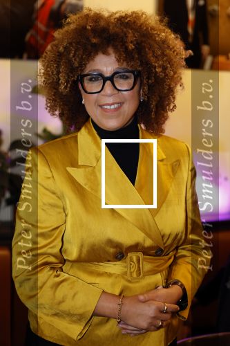 Den Haag 13 november 2023
In aanloop naar de Tweede Kamerverkiezingen organiseren de vrouwenbladen Libelle, Margriet, Flair en Nouveau gezamenlijk het VerkiezingscafÃ©. De vier hoofdredacteuren verwelkomen prominente vrouwen op de kieslijst van de grootste politieke partijen.
Op maandag 13 november 2023 gaan vooraanstaande vrouwelijke politici van verschillende partijen met elkaar in debat, onder leiding van journaliste Diana Matroos. Hoofdredacteuren Hilmar Mulder (Libelle), Helene van Santen (Margriet), Marije Veerman (Flair) en Claudia Straatmans (Nouveau) praten met hen over de belangrijkste themaâ€™s die hun lezeressen aangaan.
De volgende vrouwelijke politici schuiven aan om te vertellen waarvoor zij staan tijdens de Tweede Kamerverkiezingen: Sophie Hermans (VVD), Caroline van der Plas (BBB), Lisa Westerveld (GroenLinks/PvdA), Hilde Palland (CDA), JoÃ«lle Gooijer (ChristenUnie), Anne-Marijke Podt (D66) en Lilian Marijnissen (SP). Alles speelt zich af bij Dudok.