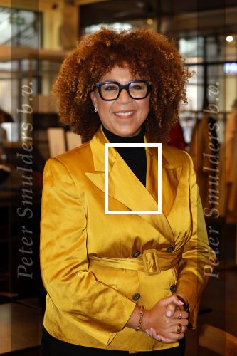 Den Haag 13 november 2023
In aanloop naar de Tweede Kamerverkiezingen organiseren de vrouwenbladen Libelle, Margriet, Flair en Nouveau gezamenlijk het VerkiezingscafÃ©. De vier hoofdredacteuren verwelkomen prominente vrouwen op de kieslijst van de grootste politieke partijen.
Op maandag 13 november 2023 gaan vooraanstaande vrouwelijke politici van verschillende partijen met elkaar in debat, onder leiding van journaliste Diana Matroos. Hoofdredacteuren Hilmar Mulder (Libelle), Helene van Santen (Margriet), Marije Veerman (Flair) en Claudia Straatmans (Nouveau) praten met hen over de belangrijkste themaâ€™s die hun lezeressen aangaan.
De volgende vrouwelijke politici schuiven aan om te vertellen waarvoor zij staan tijdens de Tweede Kamerverkiezingen: Sophie Hermans (VVD), Caroline van der Plas (BBB), Lisa Westerveld (GroenLinks/PvdA), Hilde Palland (CDA), JoÃ«lle Gooijer (ChristenUnie), Anne-Marijke Podt (D66) en Lilian Marijnissen (SP). Alles speelt zich af bij Dudok.