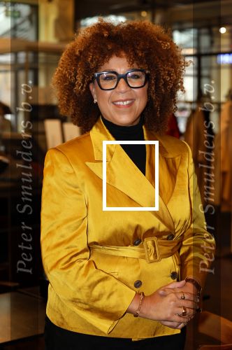 Den Haag 13 november 2023
In aanloop naar de Tweede Kamerverkiezingen organiseren de vrouwenbladen Libelle, Margriet, Flair en Nouveau gezamenlijk het VerkiezingscafÃ©. De vier hoofdredacteuren verwelkomen prominente vrouwen op de kieslijst van de grootste politieke partijen.
Op maandag 13 november 2023 gaan vooraanstaande vrouwelijke politici van verschillende partijen met elkaar in debat, onder leiding van journaliste Diana Matroos. Hoofdredacteuren Hilmar Mulder (Libelle), Helene van Santen (Margriet), Marije Veerman (Flair) en Claudia Straatmans (Nouveau) praten met hen over de belangrijkste themaâ€™s die hun lezeressen aangaan.
De volgende vrouwelijke politici schuiven aan om te vertellen waarvoor zij staan tijdens de Tweede Kamerverkiezingen: Sophie Hermans (VVD), Caroline van der Plas (BBB), Lisa Westerveld (GroenLinks/PvdA), Hilde Palland (CDA), JoÃ«lle Gooijer (ChristenUnie), Anne-Marijke Podt (D66) en Lilian Marijnissen (SP). Alles speelt zich af bij Dudok.