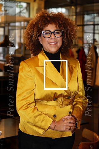 Den Haag 13 november 2023
In aanloop naar de Tweede Kamerverkiezingen organiseren de vrouwenbladen Libelle, Margriet, Flair en Nouveau gezamenlijk het VerkiezingscafÃ©. De vier hoofdredacteuren verwelkomen prominente vrouwen op de kieslijst van de grootste politieke partijen.
Op maandag 13 november 2023 gaan vooraanstaande vrouwelijke politici van verschillende partijen met elkaar in debat, onder leiding van journaliste Diana Matroos. Hoofdredacteuren Hilmar Mulder (Libelle), Helene van Santen (Margriet), Marije Veerman (Flair) en Claudia Straatmans (Nouveau) praten met hen over de belangrijkste themaâ€™s die hun lezeressen aangaan.
De volgende vrouwelijke politici schuiven aan om te vertellen waarvoor zij staan tijdens de Tweede Kamerverkiezingen: Sophie Hermans (VVD), Caroline van der Plas (BBB), Lisa Westerveld (GroenLinks/PvdA), Hilde Palland (CDA), JoÃ«lle Gooijer (ChristenUnie), Anne-Marijke Podt (D66) en Lilian Marijnissen (SP). Alles speelt zich af bij Dudok.