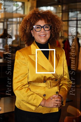 Den Haag 13 november 2023
In aanloop naar de Tweede Kamerverkiezingen organiseren de vrouwenbladen Libelle, Margriet, Flair en Nouveau gezamenlijk het VerkiezingscafÃ©. De vier hoofdredacteuren verwelkomen prominente vrouwen op de kieslijst van de grootste politieke partijen.
Op maandag 13 november 2023 gaan vooraanstaande vrouwelijke politici van verschillende partijen met elkaar in debat, onder leiding van journaliste Diana Matroos. Hoofdredacteuren Hilmar Mulder (Libelle), Helene van Santen (Margriet), Marije Veerman (Flair) en Claudia Straatmans (Nouveau) praten met hen over de belangrijkste themaâ€™s die hun lezeressen aangaan.
De volgende vrouwelijke politici schuiven aan om te vertellen waarvoor zij staan tijdens de Tweede Kamerverkiezingen: Sophie Hermans (VVD), Caroline van der Plas (BBB), Lisa Westerveld (GroenLinks/PvdA), Hilde Palland (CDA), JoÃ«lle Gooijer (ChristenUnie), Anne-Marijke Podt (D66) en Lilian Marijnissen (SP). Alles speelt zich af bij Dudok.