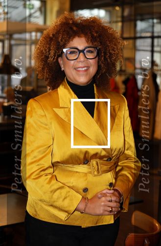 Den Haag 13 november 2023
In aanloop naar de Tweede Kamerverkiezingen organiseren de vrouwenbladen Libelle, Margriet, Flair en Nouveau gezamenlijk het VerkiezingscafÃ©. De vier hoofdredacteuren verwelkomen prominente vrouwen op de kieslijst van de grootste politieke partijen.
Op maandag 13 november 2023 gaan vooraanstaande vrouwelijke politici van verschillende partijen met elkaar in debat, onder leiding van journaliste Diana Matroos. Hoofdredacteuren Hilmar Mulder (Libelle), Helene van Santen (Margriet), Marije Veerman (Flair) en Claudia Straatmans (Nouveau) praten met hen over de belangrijkste themaâ€™s die hun lezeressen aangaan.
De volgende vrouwelijke politici schuiven aan om te vertellen waarvoor zij staan tijdens de Tweede Kamerverkiezingen: Sophie Hermans (VVD), Caroline van der Plas (BBB), Lisa Westerveld (GroenLinks/PvdA), Hilde Palland (CDA), JoÃ«lle Gooijer (ChristenUnie), Anne-Marijke Podt (D66) en Lilian Marijnissen (SP). Alles speelt zich af bij Dudok.