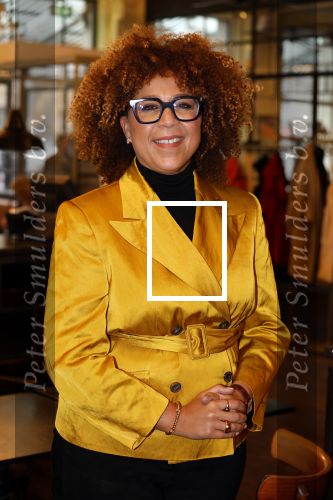 Den Haag 13 november 2023
In aanloop naar de Tweede Kamerverkiezingen organiseren de vrouwenbladen Libelle, Margriet, Flair en Nouveau gezamenlijk het VerkiezingscafÃ©. De vier hoofdredacteuren verwelkomen prominente vrouwen op de kieslijst van de grootste politieke partijen.
Op maandag 13 november 2023 gaan vooraanstaande vrouwelijke politici van verschillende partijen met elkaar in debat, onder leiding van journaliste Diana Matroos. Hoofdredacteuren Hilmar Mulder (Libelle), Helene van Santen (Margriet), Marije Veerman (Flair) en Claudia Straatmans (Nouveau) praten met hen over de belangrijkste themaâ€™s die hun lezeressen aangaan.
De volgende vrouwelijke politici schuiven aan om te vertellen waarvoor zij staan tijdens de Tweede Kamerverkiezingen: Sophie Hermans (VVD), Caroline van der Plas (BBB), Lisa Westerveld (GroenLinks/PvdA), Hilde Palland (CDA), JoÃ«lle Gooijer (ChristenUnie), Anne-Marijke Podt (D66) en Lilian Marijnissen (SP). Alles speelt zich af bij Dudok.