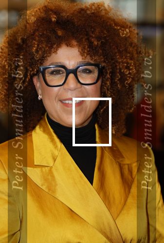 Den Haag 13 november 2023
In aanloop naar de Tweede Kamerverkiezingen organiseren de vrouwenbladen Libelle, Margriet, Flair en Nouveau gezamenlijk het VerkiezingscafÃ©. De vier hoofdredacteuren verwelkomen prominente vrouwen op de kieslijst van de grootste politieke partijen.
Op maandag 13 november 2023 gaan vooraanstaande vrouwelijke politici van verschillende partijen met elkaar in debat, onder leiding van journaliste Diana Matroos. Hoofdredacteuren Hilmar Mulder (Libelle), Helene van Santen (Margriet), Marije Veerman (Flair) en Claudia Straatmans (Nouveau) praten met hen over de belangrijkste themaâ€™s die hun lezeressen aangaan.
De volgende vrouwelijke politici schuiven aan om te vertellen waarvoor zij staan tijdens de Tweede Kamerverkiezingen: Sophie Hermans (VVD), Caroline van der Plas (BBB), Lisa Westerveld (GroenLinks/PvdA), Hilde Palland (CDA), JoÃ«lle Gooijer (ChristenUnie), Anne-Marijke Podt (D66) en Lilian Marijnissen (SP). Alles speelt zich af bij Dudok.