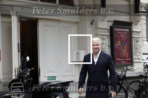 Amsterdam 6 november 2023
Dries Roelvink arriveert bij het concertgebouw waar hij die avond een groot concert geeft.