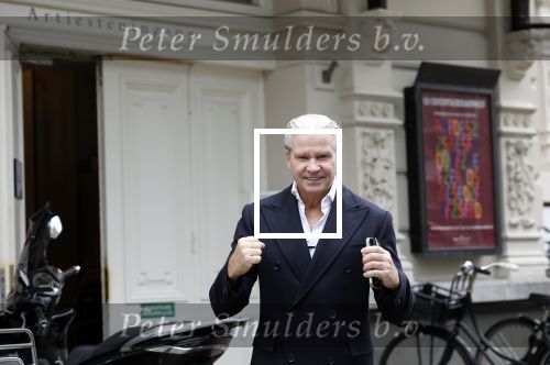 Amsterdam 6 november 2023
Dries Roelvink arriveert bij het concertgebouw waar hij die avond een groot concert geeft.