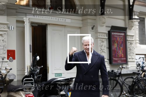 Amsterdam 6 november 2023
Dries Roelvink arriveert bij het concertgebouw waar hij die avond een groot concert geeft.