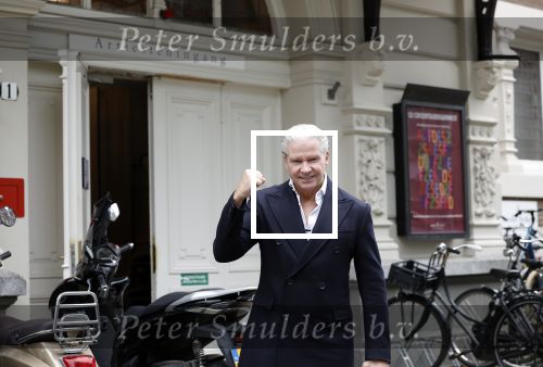 Amsterdam 6 november 2023
Dries Roelvink arriveert bij het concertgebouw waar hij die avond een groot concert geeft.