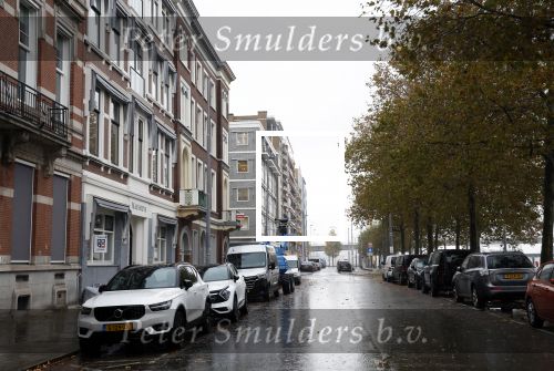 Rotterdam 12 november 2023
Erland Galjaard aariveert met boodschappentas bij zijn. nieuwe appartement in Rotterdam.