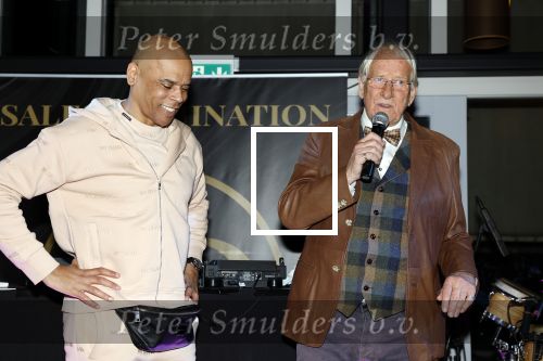 IJsselstin 27 november 2023
Boekpresentatie Glenn Helder . Wesley Sneijder krijgt het eerste exemplaar.
frans v d Beek de schrijver van het boek