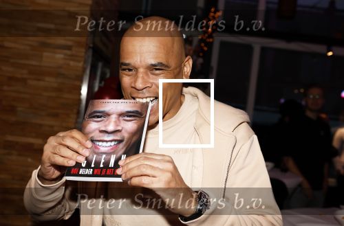 IJsselstin 27 november 2023
Boekpresentatie Glenn Helder . Wesley Sneijder krijgt het eerste exemplaar.