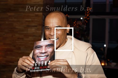 IJsselstin 27 november 2023
Boekpresentatie Glenn Helder . Wesley Sneijder krijgt het eerste exemplaar.