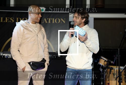 IJsselstin 27 november 2023
Boekpresentatie Glenn Helder . Wesley Sneijder krijgt het eerste exemplaar.