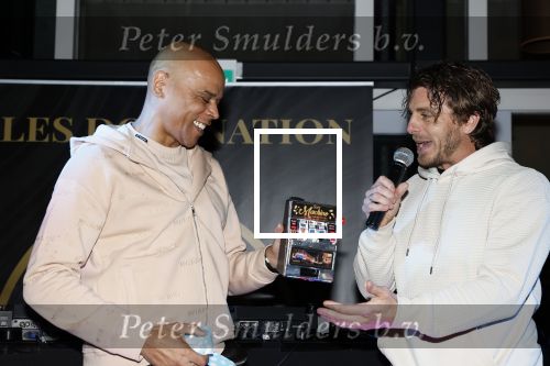 IJsselstin 27 november 2023
Boekpresentatie Glenn Helder . Wesley Sneijder krijgt het eerste exemplaar.