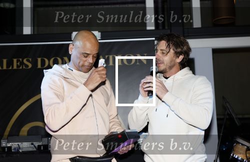 IJsselstin 27 november 2023
Boekpresentatie Glenn Helder . Wesley Sneijder krijgt het eerste exemplaar.