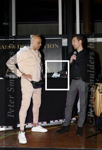 IJsselstin 27 november 2023
Boekpresentatie Glenn Helder . Wesley Sneijder krijgt het eerste exemplaar.