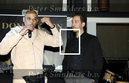 IJsselstin 27 november 2023
Boekpresentatie Glenn Helder . Wesley Sneijder krijgt het eerste exemplaar.