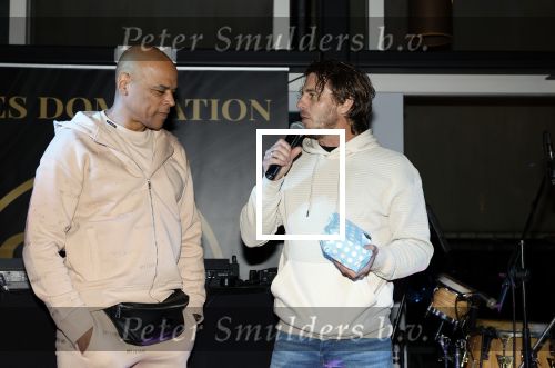 IJsselstin 27 november 2023
Boekpresentatie Glenn Helder . Wesley Sneijder krijgt het eerste exemplaar.