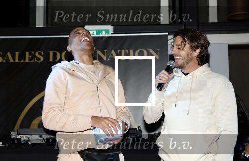 IJsselstin 27 november 2023
Boekpresentatie Glenn Helder . Wesley Sneijder krijgt het eerste exemplaar.
