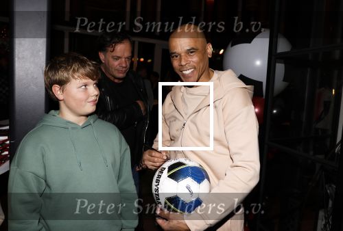IJsselstin 27 november 2023
Boekpresentatie Glenn Helder . Wesley Sneijder krijgt het eerste exemplaar.