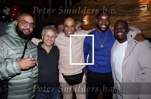 IJsselstin 27 november 2023
Boekpresentatie Glenn Helder . Wesley Sneijder krijgt het eerste exemplaar.
Glenn Helder Jan lammers Melvin Manhoef en...