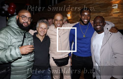 IJsselstin 27 november 2023
Boekpresentatie Glenn Helder . Wesley Sneijder krijgt het eerste exemplaar.
Glenn Helder Jan lammers Melvin Manhoef en...
