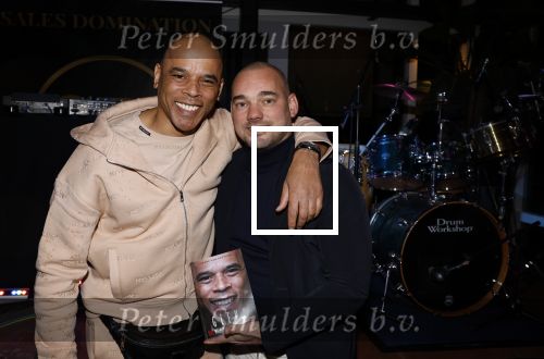 IJsselstin 27 november 2023
Boekpresentatie Glenn Helder . Wesley Sneijder krijgt het eerste exemplaar.